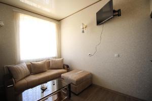NoratusOazis的客厅配有沙发和墙上的电视