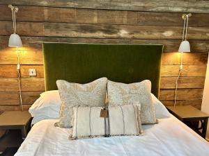斯托昂泽沃尔德The Stag at Stow的一张带绿色床头板和枕头的床