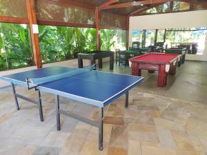 圣劳伦斯海滨Riviera de São Lourenço Flat的配有桌椅的客房内的乒乓球桌