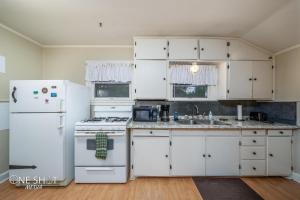 阿比林Garage apartment 5 min from Downtown的厨房配有白色家电和白色橱柜