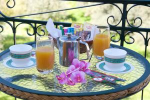 阿索斯吉拉尼亚酒店的玻璃桌,带饮料和鲜花的托盘