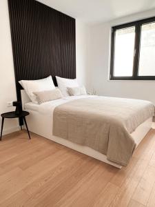 巴什卡沃达SOL Baška Voda的白色的卧室设有一张大床和一个窗户