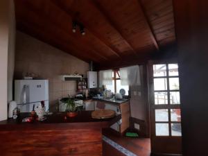 乌斯怀亚Horizonte Fueguino II的厨房配有台面和冰箱