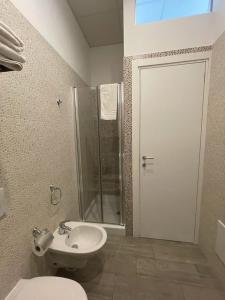 滨海波利尼亚诺Cielo Stellato的浴室配有卫生间、盥洗盆和淋浴。