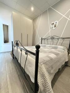 滨海波利尼亚诺Cielo Stellato的一间位于客房内的带黑色床的卧室