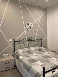 滨海波利尼亚诺Cielo Stellato的一间卧室设有一张黑色的床和白色的墙壁