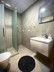 库马诺沃Apartman Nikol的浴室配有卫生间、盥洗盆和淋浴。