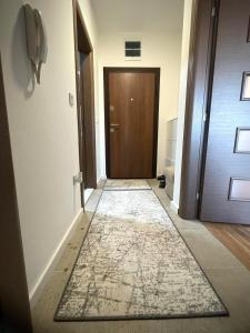 库马诺沃Apartman Nikol的走廊上设有门,地板上铺有地毯