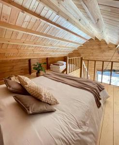 丰沙尔Mountain Eco Shelter 6的一张位于带木制天花板的客房内的大床