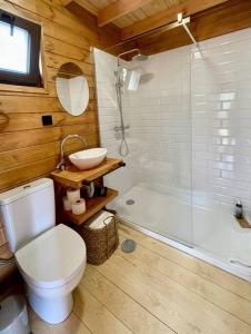 丰沙尔Mountain Eco Shelter 6的浴室配有卫生间、盥洗盆和浴缸。