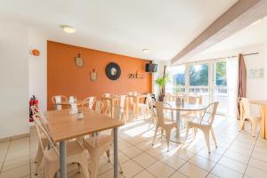 普罗旺斯艾克斯Appart'City Classic Aix-en-Provence - La Duranne的用餐室配有桌椅