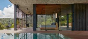 乌维塔Art Villas Costa Rica的带沙发和游泳池的客厅