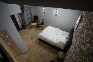 丰达塔NICA Chalet的卧室配有一张床和一张桌子及椅子