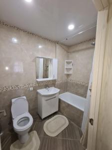巴蒂New Аpartment Balti的浴室配有卫生间、浴缸和水槽。