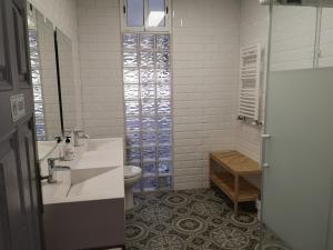 维多利亚-加斯特伊兹Hostal del Arquitecto的白色的浴室设有水槽和卫生间。