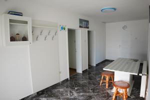 克拉多沃Rooms Busujok的一间厨房,里面配有一张桌子和两张凳子