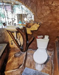 伊瓦拉La Choza - Casa Suaya La Esperanza的浴室配有白色卫生间和盥洗盆。