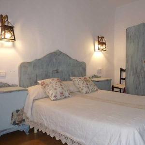 ColungoApartamentos Casa Mata的卧室配有一张带两个枕头的大白色床