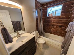 安克雷奇Nightshade BnB的浴室配有盥洗盆、卫生间和浴缸。