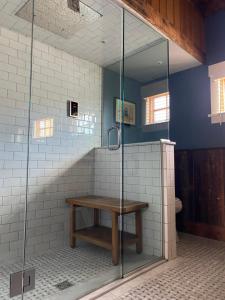 纽波特Magical Post And Beam Loft Downtown Newport!的浴室内配有带木桌的淋浴