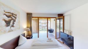 安特特泽Walensee House & Apartments的酒店客房设有一张床和一个阳台。