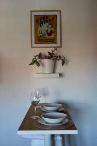 托莱多El Adarve de la Inolda的一张桌子,上面放着两盘,还有一杯葡萄酒