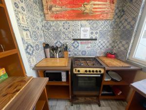 圣朱利安斯Marco Polo Party Hostel的一间带炉灶和微波炉的小厨房