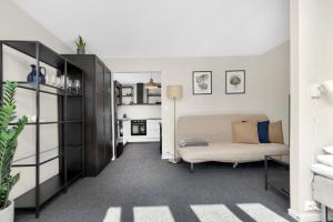 斯塔万格Central Studio Apartment in Stavanger的卧室配有一张床