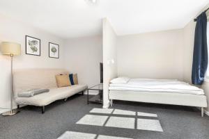 斯塔万格Central Studio Apartment in Stavanger的一间卧室配有两张床和一盏灯。