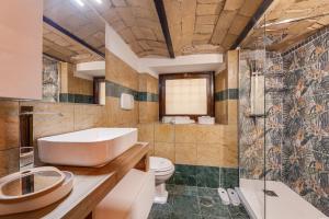 罗马Oliviero - Piazza Navona Apartment的一间带水槽和卫生间的浴室