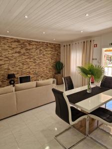 拉戈斯Quinta do Baía的客厅配有沙发和桌子