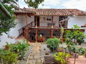 巴里查拉Posada Sueños de Antonio的房屋设有甲板和庭院