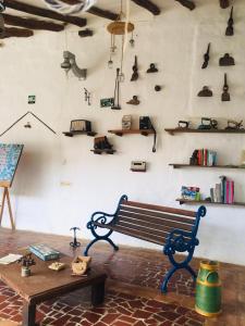 巴里查拉Posada Sueños de Antonio的一个带架子的房间的长凳和桌子