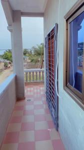 科托努Emefa Room的客房设有海景阳台。