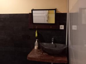 外南梦TelukBiru Homestay的一间带水槽和镜子的浴室