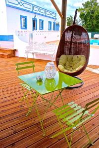 阿尔布费拉昆塔达斯阿门德尔斯酒店 的秋千椅和甲板上的桌子