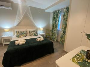 阿尔布费拉昆塔达斯阿门德尔斯酒店 的一间卧室配有一张带两个枕头的床