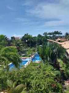 皮帕Flat com Terraço Pipa Beleza Resort的享有度假村游泳池的景致。