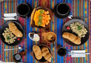 伊瓦拉La Choza - Casa Suaya La Esperanza的餐桌,盘子上放着食物和蔬菜碗