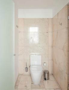 里斯本Luzeiros Suites的一间位于客房内的白色卫生间的浴室