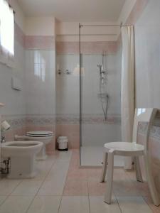 米利亚里诺La villetta d' angolo的带淋浴、卫生间和盥洗盆的浴室