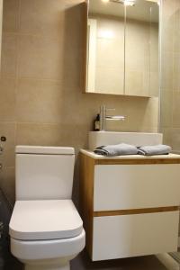 奥赫里德Villa Christina 2的浴室配有白色卫生间和盥洗盆。