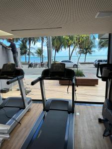 若昂佩索阿Unity - Cabo Branco by Jess的一间健身房,配有2台有氧运动器材,享有海景