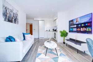 伦敦Luxe Apartment by Excel的客厅配有白色沙发和电视