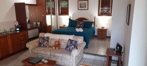 云加布拉伊甸之家度假村的客厅配有沙发和1张床