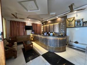 AlānduraiRaja Residency的大堂和酒吧位于酒店客房内