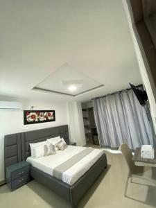 里奥阿查Hotel Don Felipe的一间卧室配有一张床和一张带电话的书桌