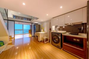北京通州区颢宸公寓的房屋内的厨房,配有洗衣机和烘干机