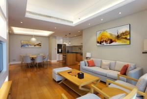 深圳深圳南山G公寓的客厅配有沙发和桌子