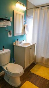 哥伦布Franklin Park 3BR Condo near Airport, Downtown, OSU的浴室配有白色卫生间和盥洗盆。